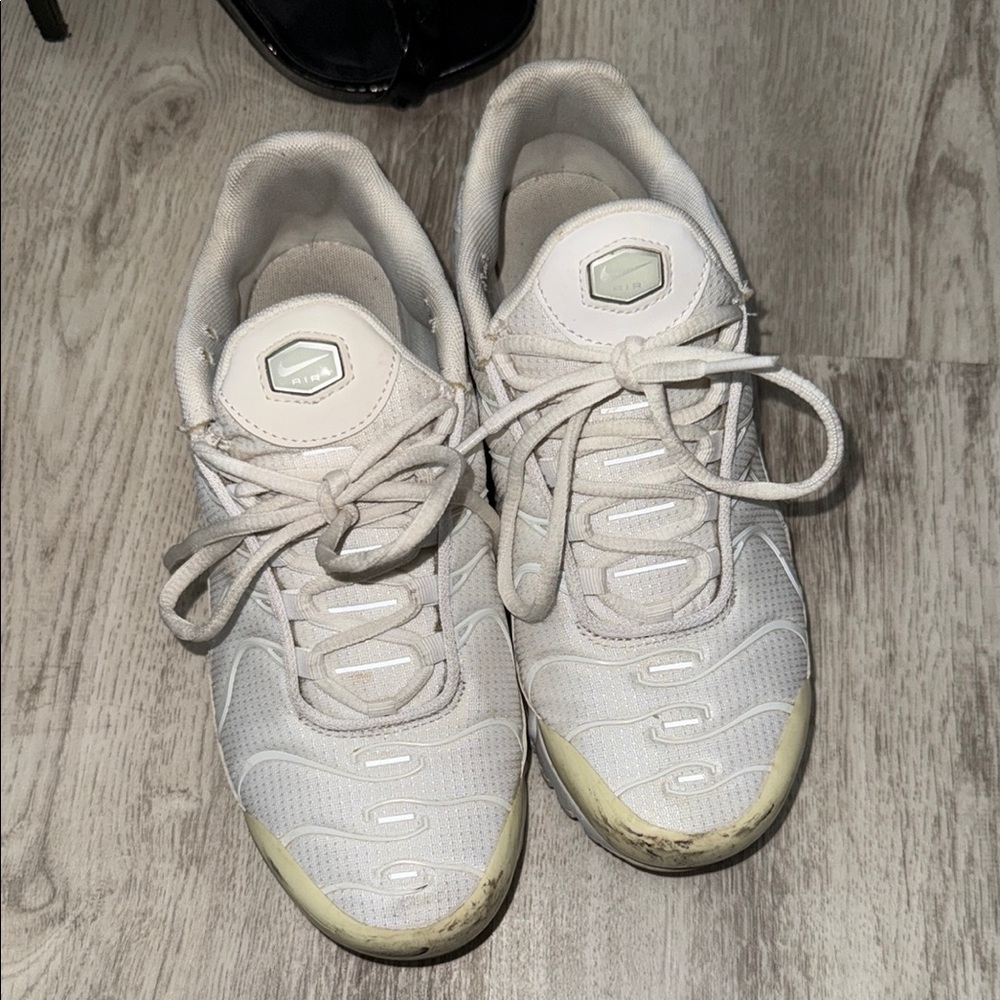 Nike White Sneakers Classic Low-Top Design